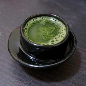 Möbius cup with matcha